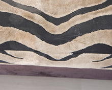 Lataa kuva Galleria-katseluun, 3-istuttava kangassohva tiikerikuvioinen
