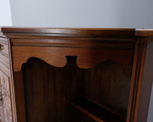 Lataa kuva Galleria-katseluun, Antiikkinen sivupöytä
