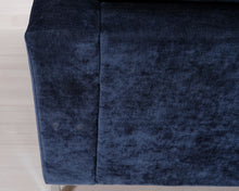 Lataa kuva Galleria-katseluun, 3-istuttava samettisohva tummansininen
