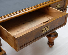 Lataa kuva Galleria-katseluun, Antiikkinen kirjoituspöytä
