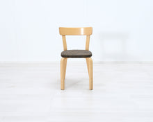 Lataa kuva Galleria-katseluun, Artek 69 tuoli kangasistuimella
