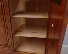 Lataa kuva Galleria-katseluun, Antiikkinen kaappi
