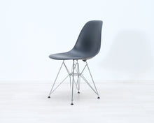 Lataa kuva Galleria-katseluun, Vitra Eames DSR tuoli musta
