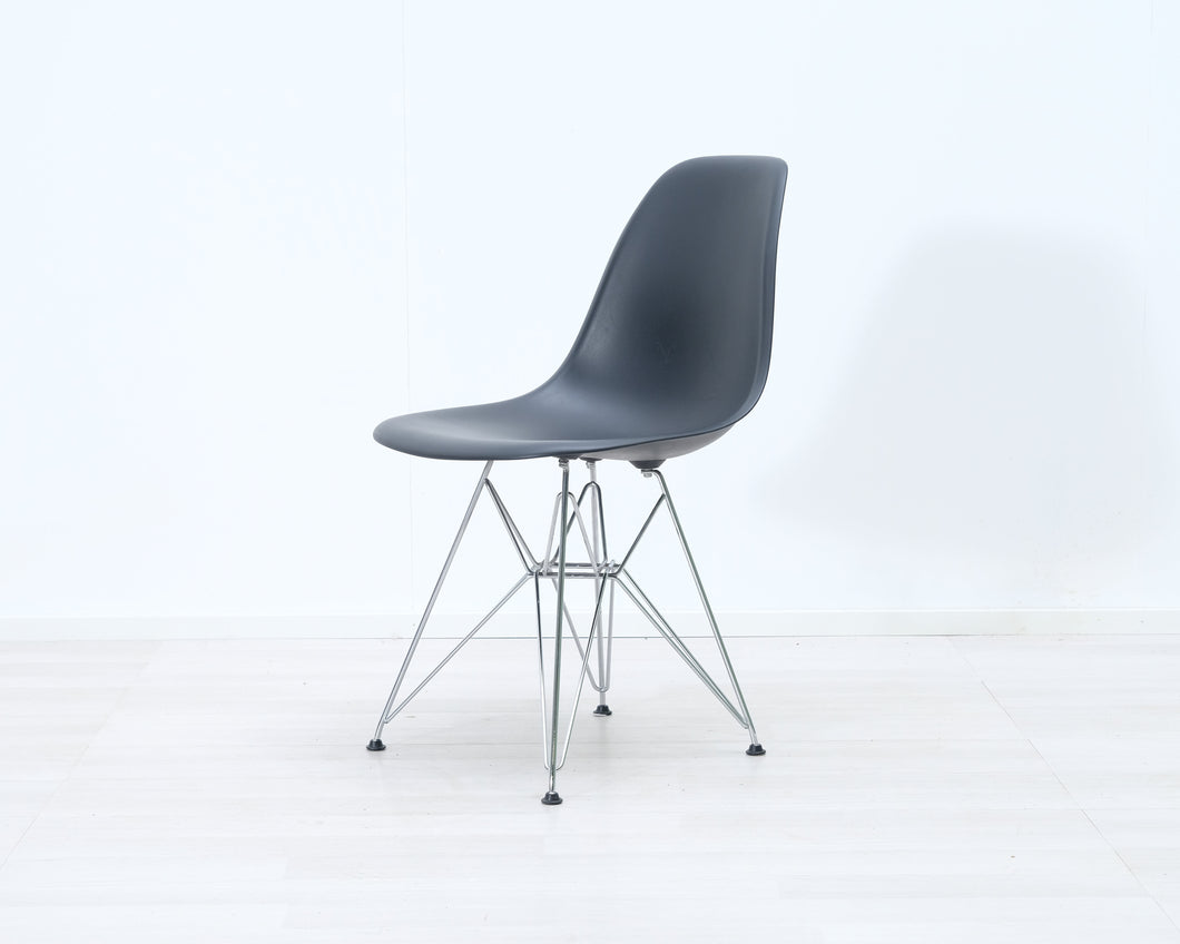 Vitra Eames DSR tuoli musta