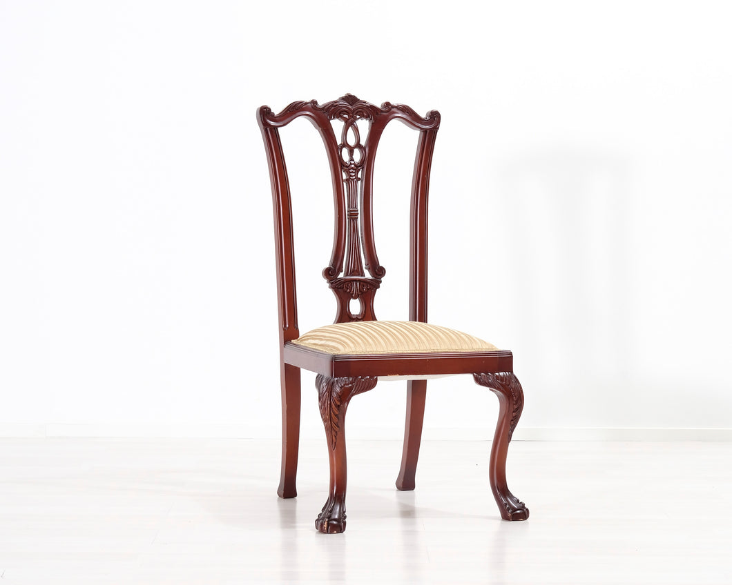 Vanha ruokatuoli kangasistuimella beige