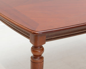 Perinteistyylinen sohvapöytä ruskea