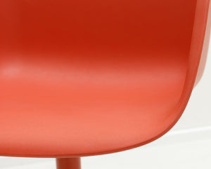 Muuto Fiber Armchair ristikkojalalla, punainen