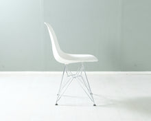 Lataa kuva Galleria-katseluun, Vitra Eames DSR tuoli, valkoinen
