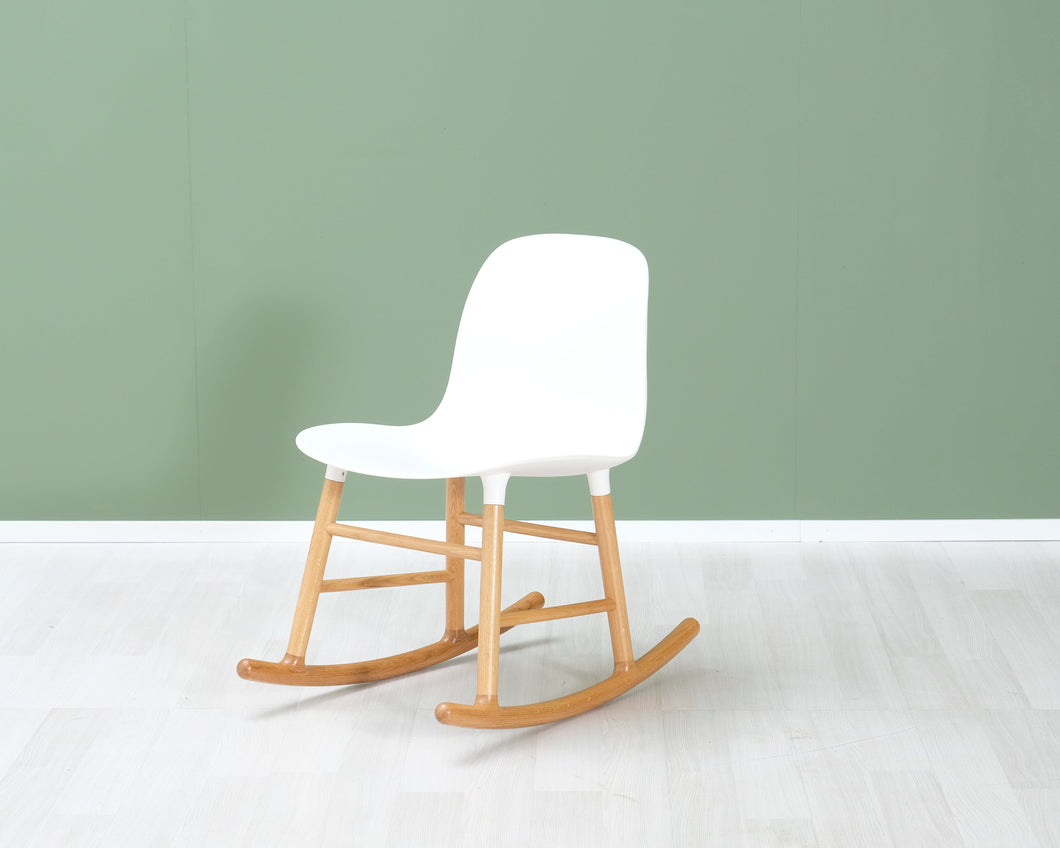 Normann Copenhagen Form keinutuoli valkoinen