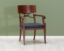 Lataa kuva Galleria-katseluun, Antiikkinen mahonkituoli
