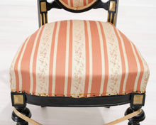 Lataa kuva Galleria-katseluun, Antiikkinen tuoli raidallisella istuimella
