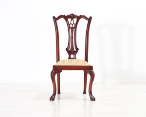 Vanha ruokatuoli kangasistuimella beige