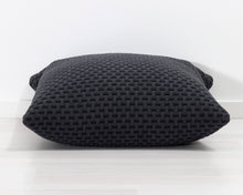 Lataa kuva Galleria-katseluun, Hem Dash Cushion Medium tyyny musta
