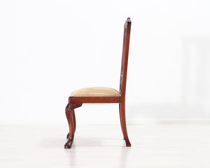 Vanha ruokatuoli kangasistuimella beige