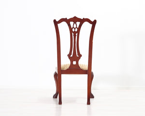 Vanha ruokatuoli kangasistuimella beige