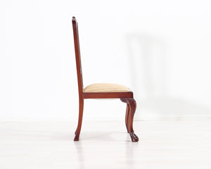 Vanha ruokatuoli kangasistuimella beige