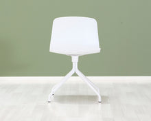 Lataa kuva Galleria-katseluun, Hay About A Chair AAC10 tuoli valkoinen
