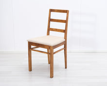 Lataa kuva Galleria-katseluun, Antiikkinen tuoli kangasistuimella
