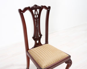Vanha ruokatuoli kangasistuimella beige
