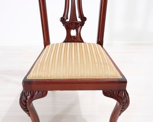 Vanha ruokatuoli kangasistuimella beige
