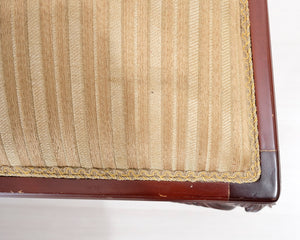 Vanha ruokatuoli kangasistuimella beige