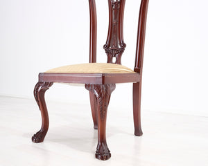 Vanha ruokatuoli kangasistuimella beige