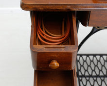 Lataa kuva Galleria-katseluun, Singer ompelukonepöytä vuodelta 1922
