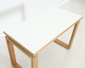 Puusepän valmistama sivupöytä