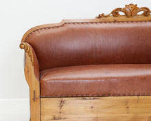 Lataa kuva Galleria-katseluun, Puurunkoinen sohva nahkaverhoilulla ruskea
