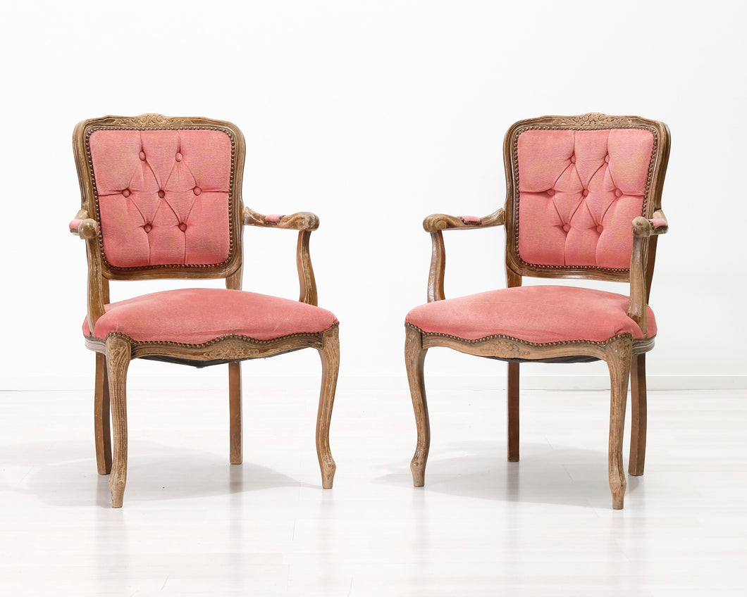 Antiikkinen tuoli vaaleanpunaisella kangasistuimella