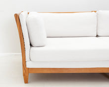 Lataa kuva Galleria-katseluun, Tanskalainen 3-istuttava sohva puurungolla

