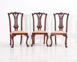 Vanha ruokatuoli kangasistuimella beige