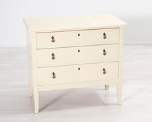 Lataa kuva Galleria-katseluun, Antiikkinen lipasto
