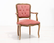 Lataa kuva Galleria-katseluun, Antiikkinen tuoli vaaleanpunaisella kangasistuimella
