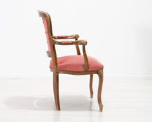 Lataa kuva Galleria-katseluun, Antiikkinen tuoli vaaleanpunaisella kangasistuimella
