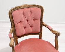 Lataa kuva Galleria-katseluun, Antiikkinen tuoli vaaleanpunaisella kangasistuimella

