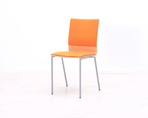 Neuvottelutuoli oranssilla kankaalla