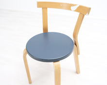 Lataa kuva Galleria-katseluun, Artek ruokatuoli 68 sininen istuinosa
