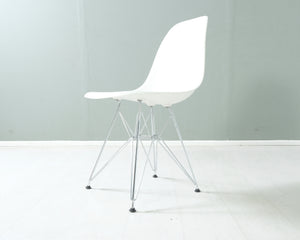 Vitra Eames DSR tuoli, valkoinen