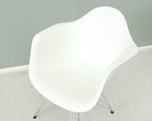 Lataa kuva Galleria-katseluun, Vitra Eames DAR tuoli valkoinen

