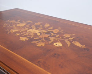 Kruunukalusteen sohvapöytä kukkakuviolla