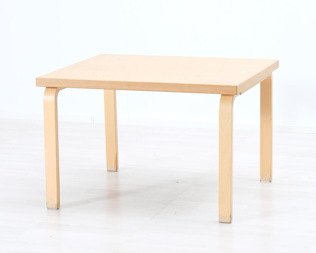 Artek sivupöytä 90 x 75 cm