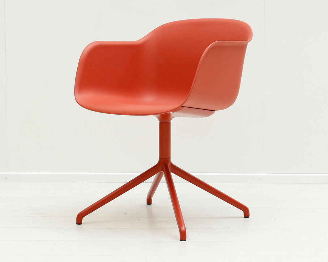 Muuto Fiber Armchair ristikkojalalla, punainen