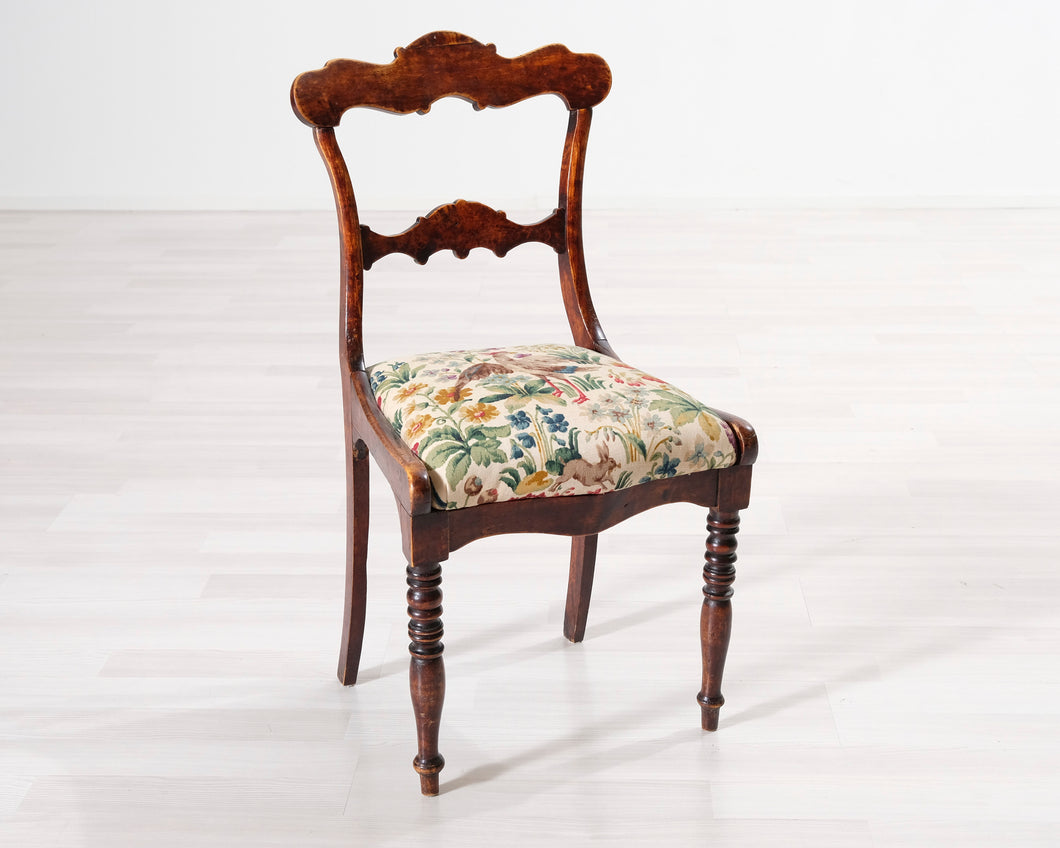 Antiikkinen tuoli kangasistuimella