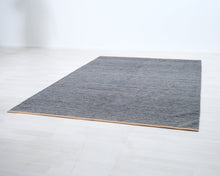 Lataa kuva Galleria-katseluun, Design House Stockholm villamatto 301 x 204 cm tummanharmaa
