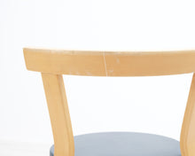 Lataa kuva Galleria-katseluun, Artek ruokatuoli 68 sininen istuinosa
