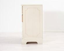 Lataa kuva Galleria-katseluun, Åmells Möbler lipasto
