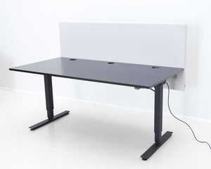 EFG sähköpöytä kolmella aukolla + pöytäseinäke