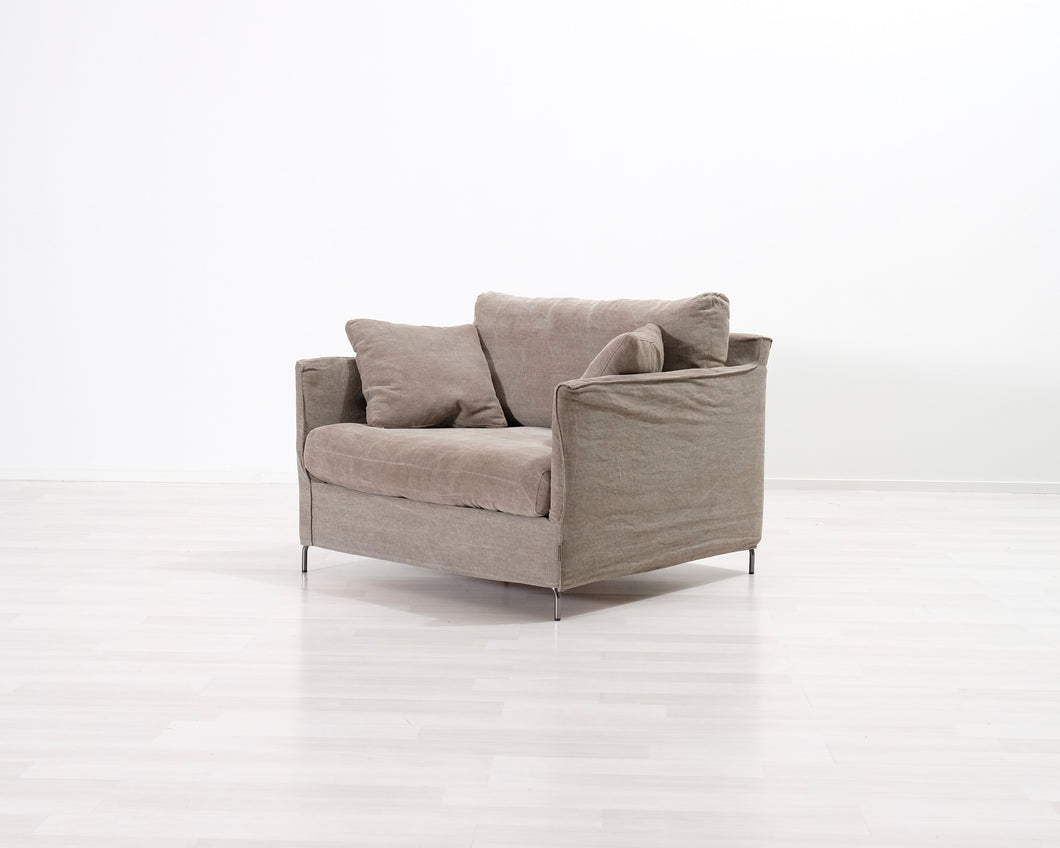 Furnionva Petito 1,5-istuttava kangassohva