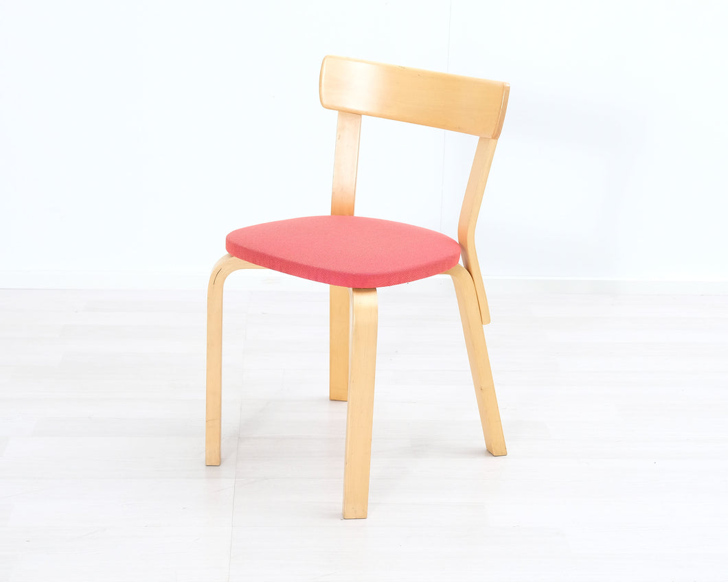 Artek 69 tuoli kangasistuimella